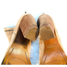 Load image into Gallery viewer, Vince Camuto Booties