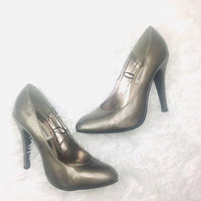 Load image into Gallery viewer, Steve Madden Closed Toe Patent Leather Pumps