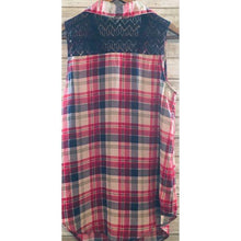 Load image into Gallery viewer, Xhilaration Plaid Maternity sleeveless shirt
