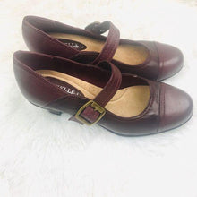 Load image into Gallery viewer, Michelle D Leather Mary Jane Shoes Heels New
