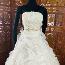 Load image into Gallery viewer, (00) Strapless Layered Wedding Gown with Train
